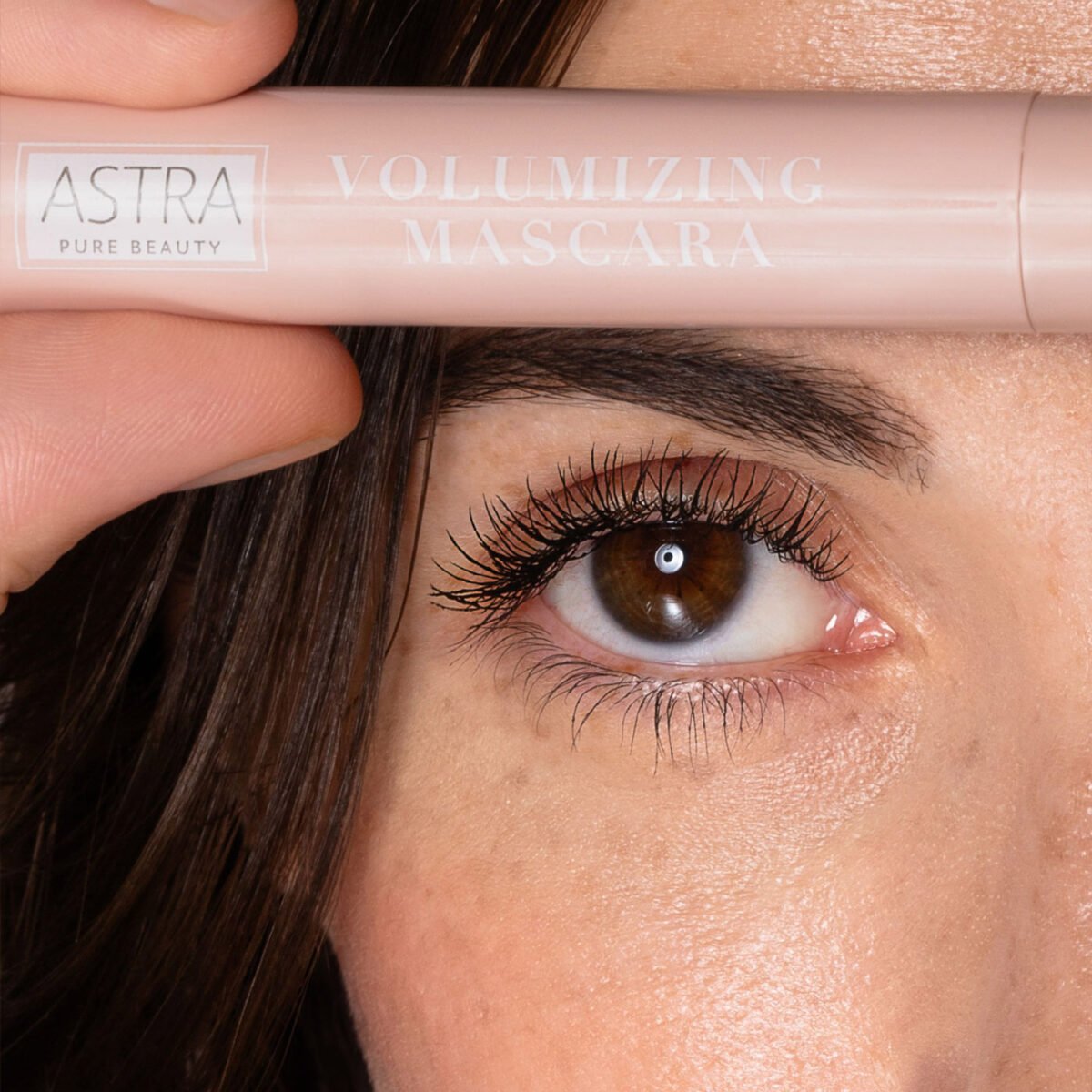 ⁦ASTRA PURE BEAUTY VOLUMIZING MASCARA BlACK 0001⁩ - الصورة ⁦2⁩